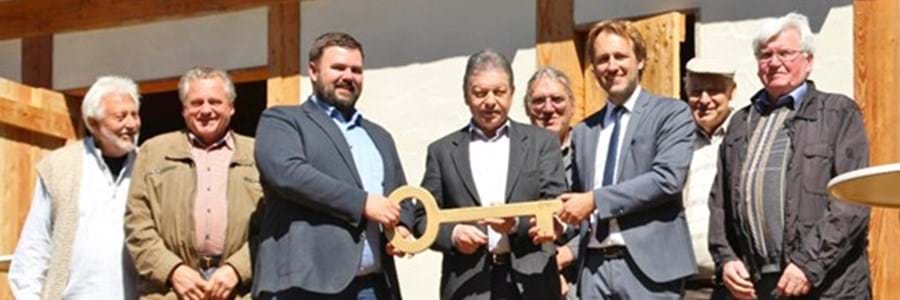 26.jpg Schlüsselübergabe an die ARGE - Dieter Thomaier, Helmut Mayer, Bgm. Michael Schüßler, Arch. Josef Roth, Wolfgang Keller, Bgm. Martin Stock, Elmar Aulbach, Valentin Zehnter