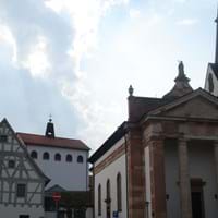 St. Anna Kirche mit Haus der Begegnung.jpg