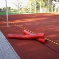 Verschmutzungen und Beschädigungen Außensportanlage Schule.jpg